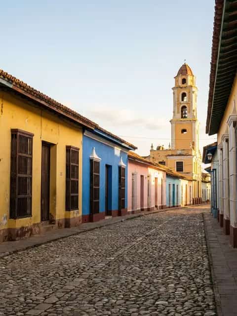 Calle empedrada de Trinidad con casas coloniales de colores