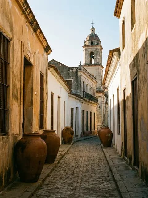 Calle estrecha de Camagüey con tinajones de barro