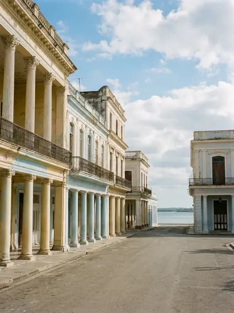 Edificios neoclásicos de la plaza de Cienfuegos