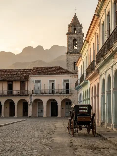 Plaza colonial de Bayamo con la Sierra Maestra al fondo