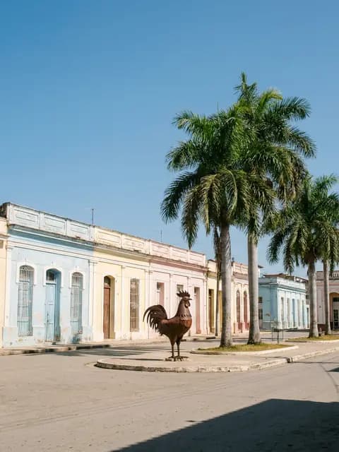 Calle de Las Tunas con casas bajas y palmas