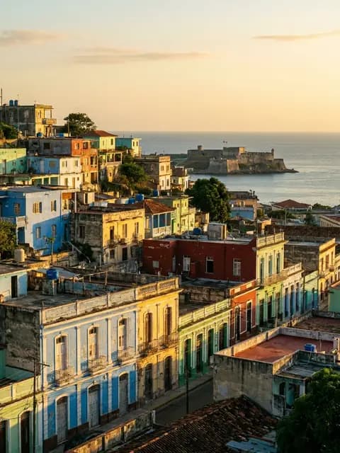 Casas de colores en la ladera sobre la bahía de Santiago