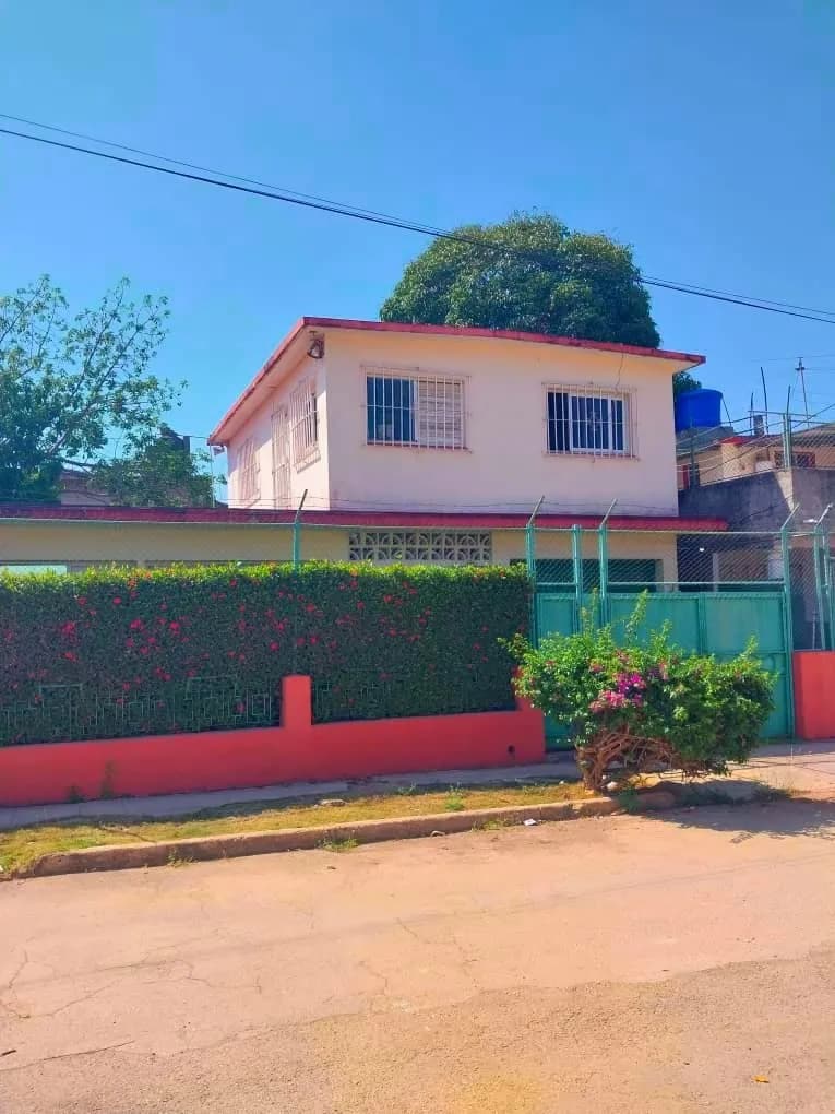 Vivienda de 4 habitaciones en Versalles, La Lisa